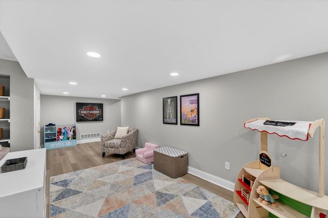 10235 Range Line COURT, Mequon, WI 53092