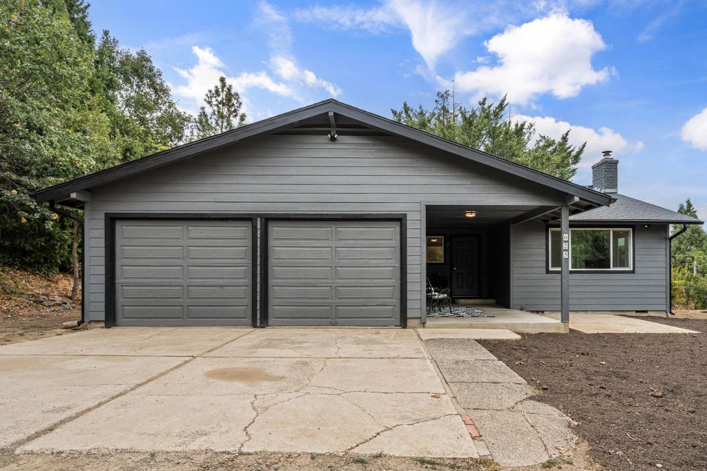 625 Kellogg Street, Gold Hill, OR 97525