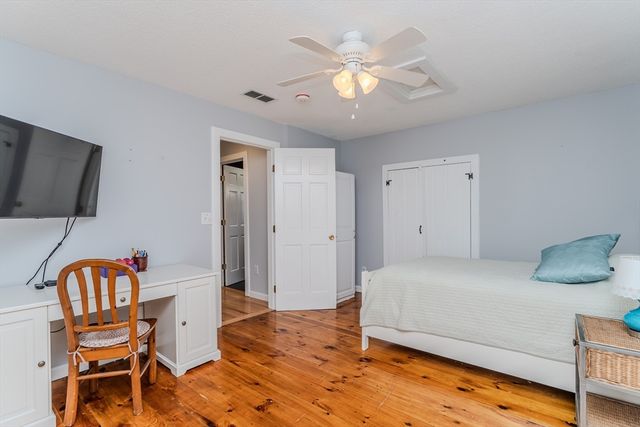 32 E Maple St, Easthampton, MA 01027