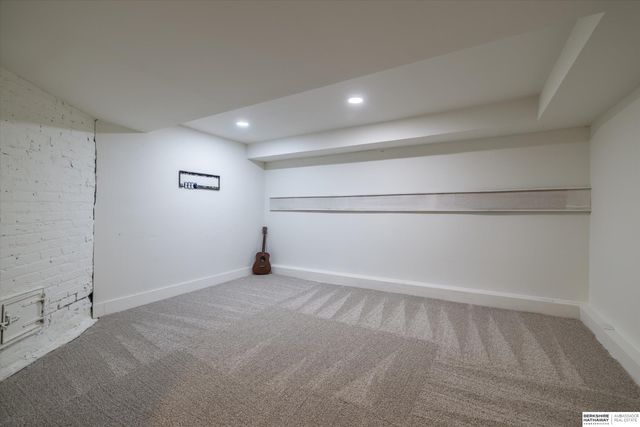 4624 Farnam Street, Omaha, NE 68132