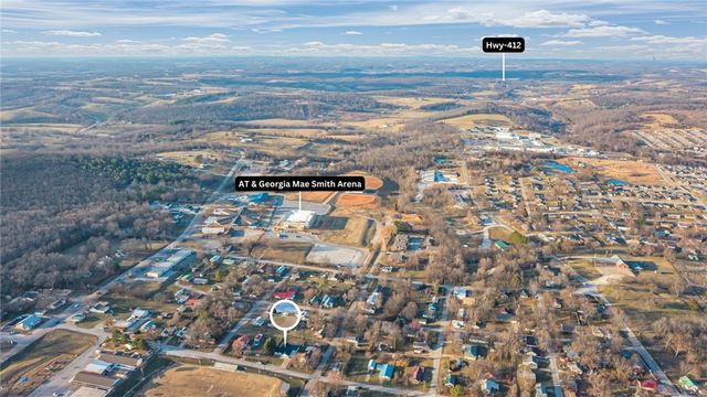 402 Phillips Avenue, Huntsville, AR 72740