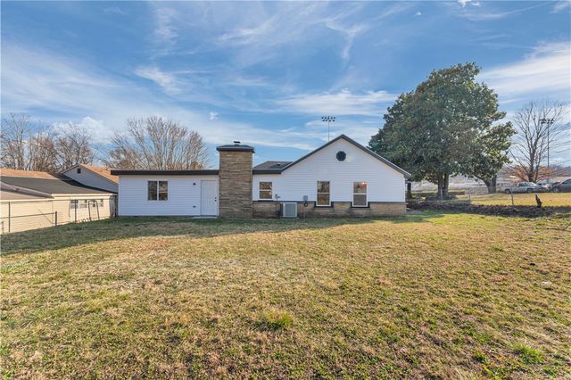 402 Phillips Avenue, Huntsville, AR 72740