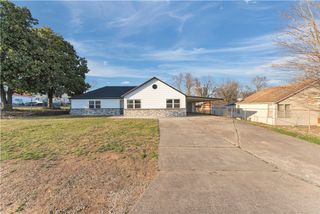 402 Phillips Avenue, Huntsville, AR 72740