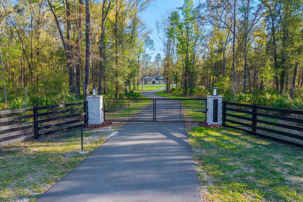 Image 2 of property listing at 3821 NE COUNTY ROAD 138, High Springs, FL 32643