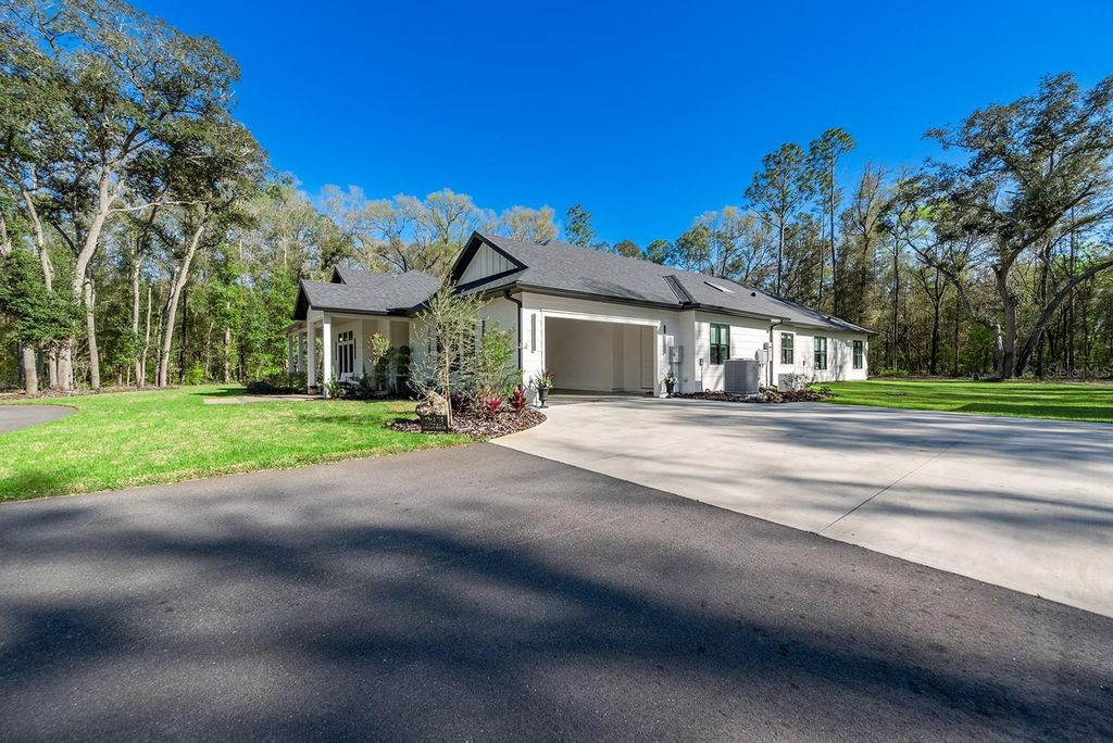 Image 7 of property listing at 3821 NE COUNTY ROAD 138, High Springs, FL 32643