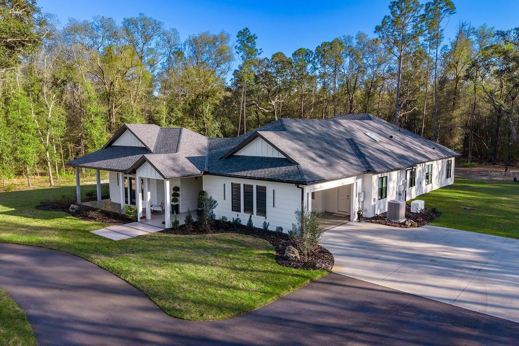 Image 9 of property listing at 3821 NE COUNTY ROAD 138, High Springs, FL 32643