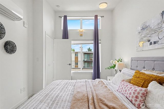 728 3rd Avenue N, Seattle, WA 98109
