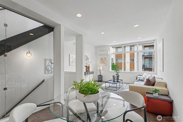 728 3rd Avenue N, Seattle, WA 98109