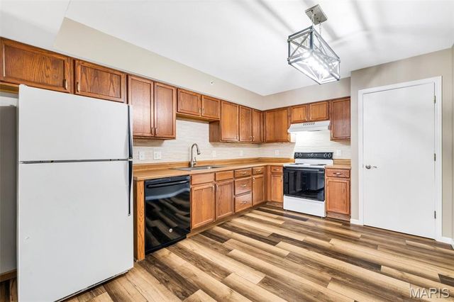 1408 Summertree Springs Avenue L, Valley Park, MO 63088