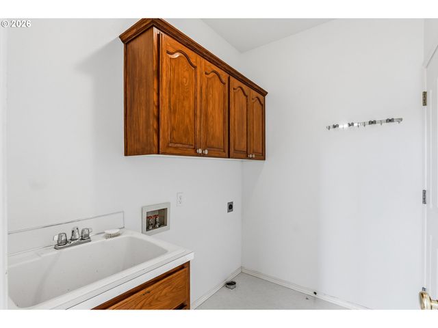 331 Ne HILLWOOD Dr, Hillsboro, OR 97124