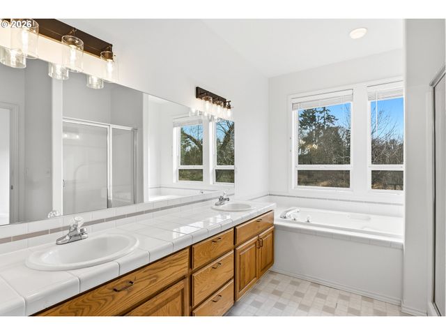 331 Ne HILLWOOD Dr, Hillsboro, OR 97124