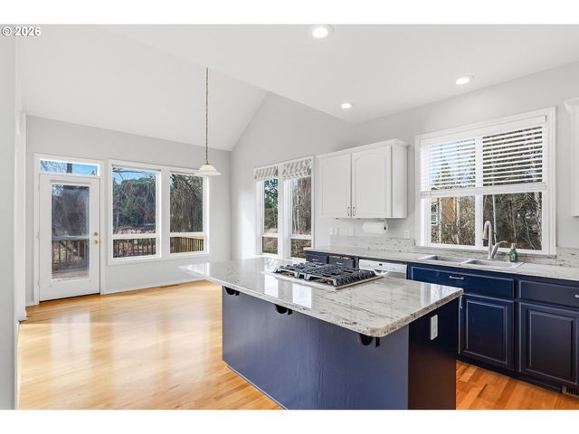 331 Ne HILLWOOD Dr, Hillsboro, OR 97124