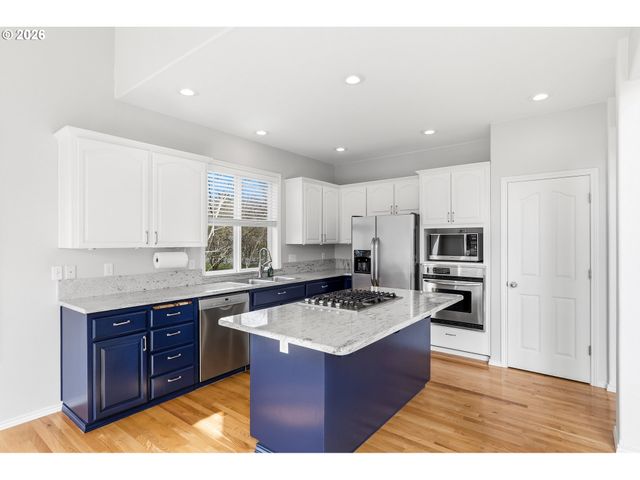 331 Ne HILLWOOD Dr, Hillsboro, OR 97124