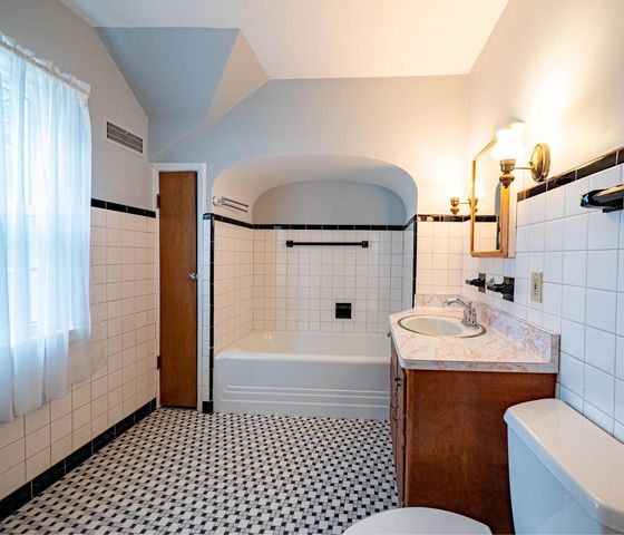 2638 N 88th STREET, Wauwatosa, WI 53226
