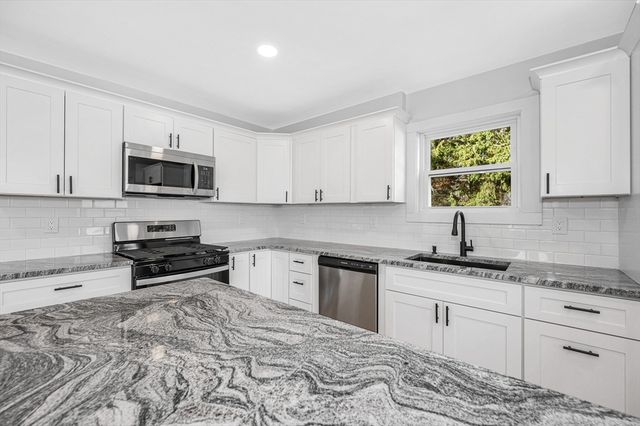 6 Coolidge St, Westford, MA 01886