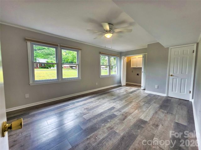 158 W Meadowview Drive, Statesville, NC 28625