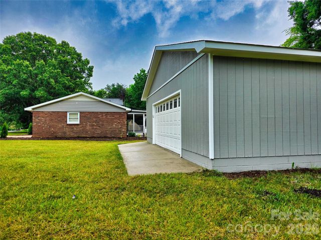 158 W Meadowview Drive, Statesville, NC 28625