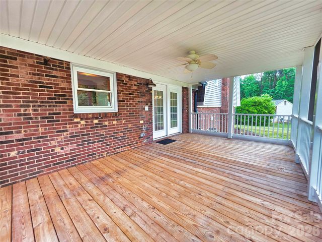 158 W Meadowview Drive, Statesville, NC 28625