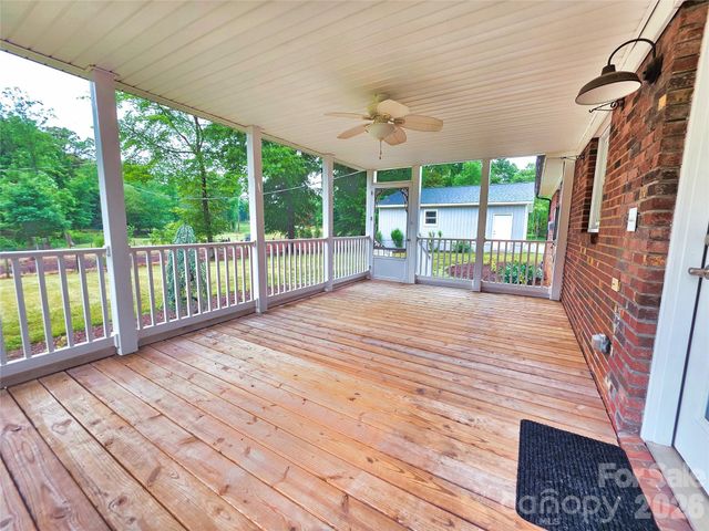 158 W Meadowview Drive, Statesville, NC 28625