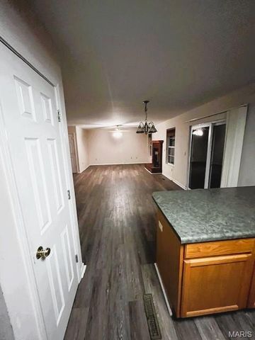 202 Sun Valley Drive, Smithton, IL 62285