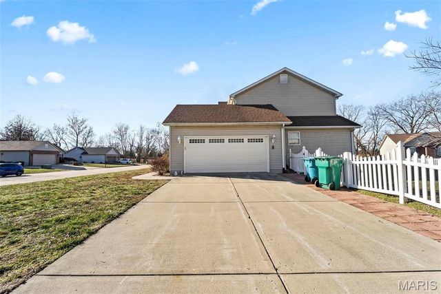 202 Sun Valley Drive, Smithton, IL 62285