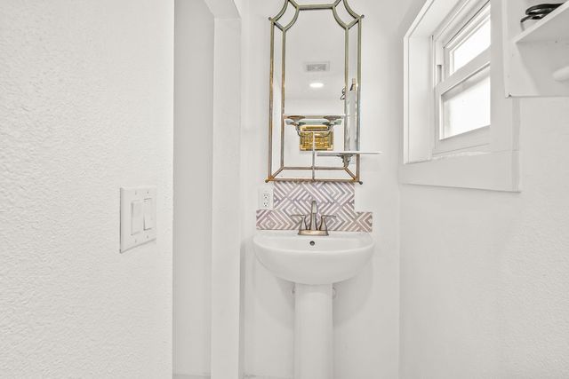 127 Twelfth St, Port Aransas, TX 78373