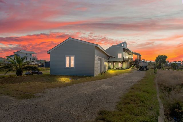 127 Twelfth St, Port Aransas, TX 78373
