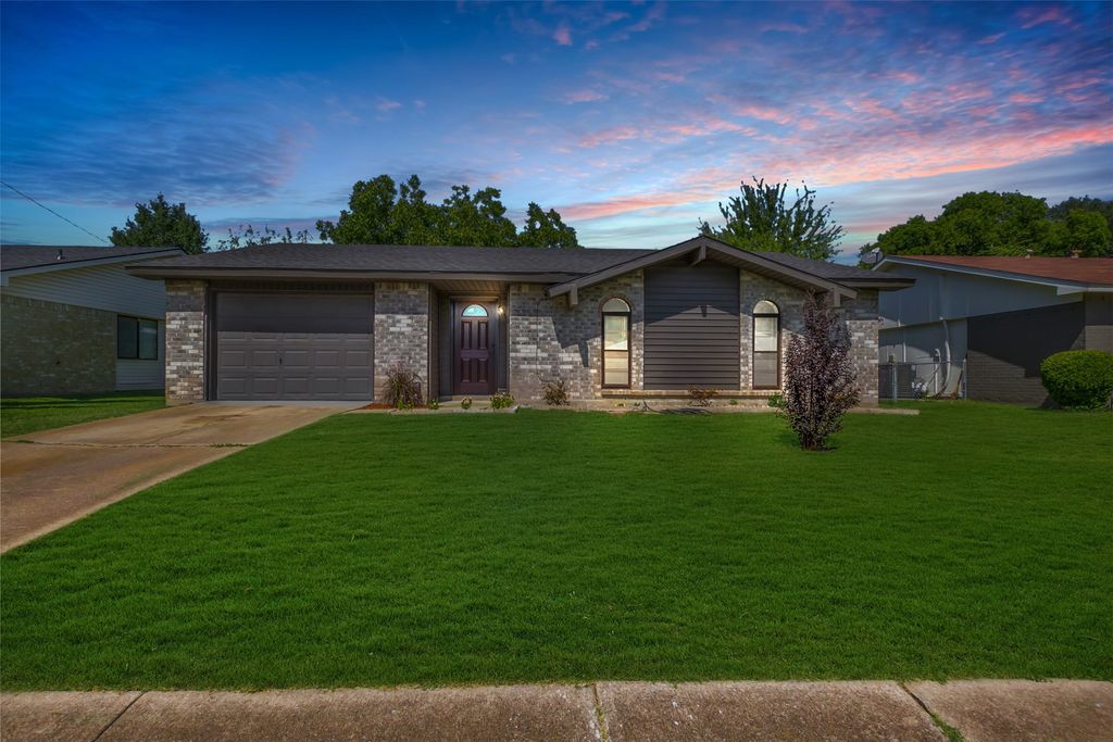 710 Country Lane, Grand Prairie, TX 75052