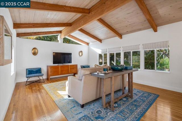 19 Valley View Dr, Orinda, CA 94563