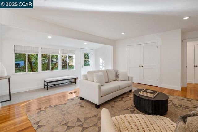 19 Valley View Dr, Orinda, CA 94563