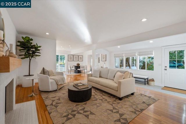 19 Valley View Dr, Orinda, CA 94563