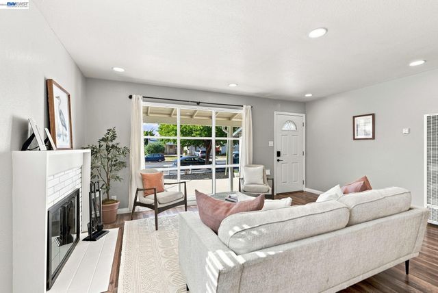 2748 Cryer St, Hayward, CA 94545