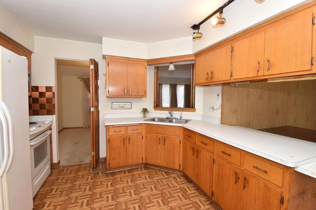 1108 W Zedler LANE, Mequon, WI 53092