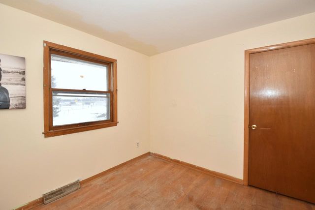 1108 W Zedler LANE, Mequon, WI 53092