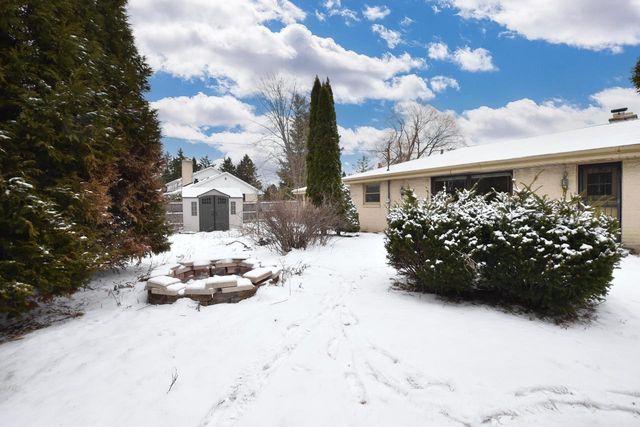 1108 W Zedler LANE, Mequon, WI 53092