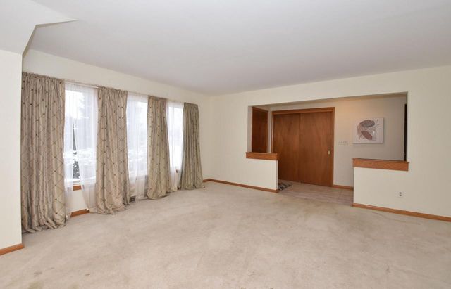 1108 W Zedler LANE, Mequon, WI 53092