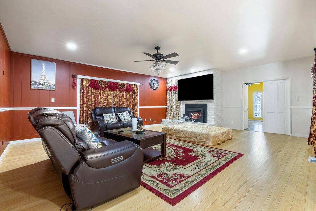 Image 10 of property listing at 11171 Highway 145, Madera, CA 93637