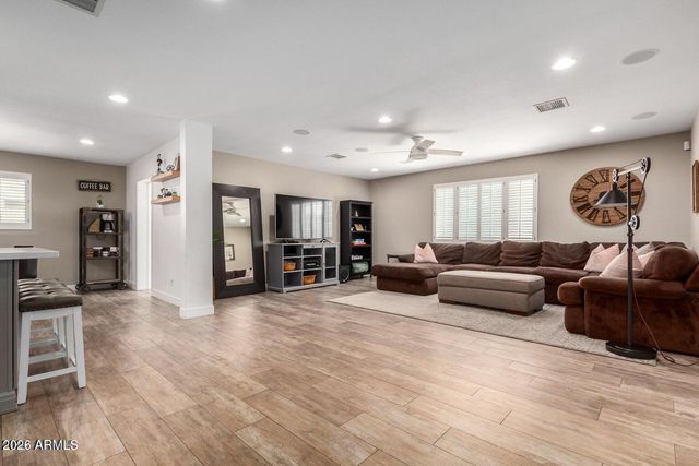 8225 E MINNEZONA Avenue, Scottsdale, AZ 85251