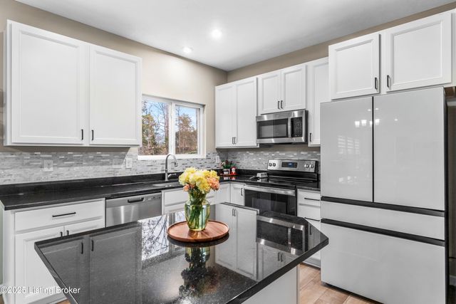 116 Strawberry Field Dr, Mt Washington, KY 40047