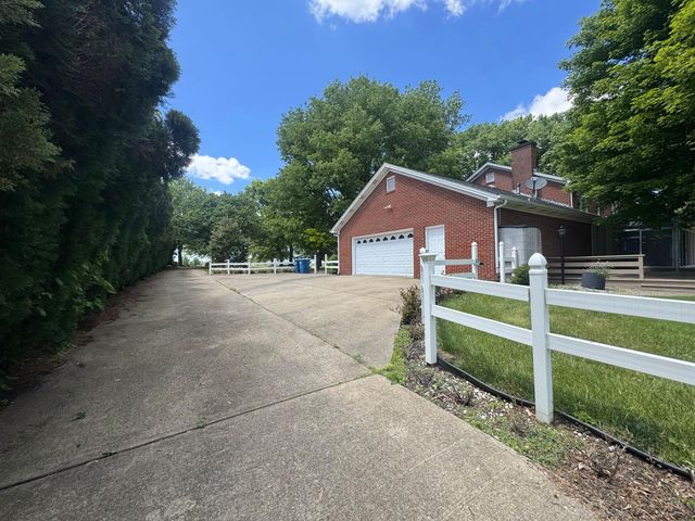 1050 Bluegrass Pike, Danville, KY 40422