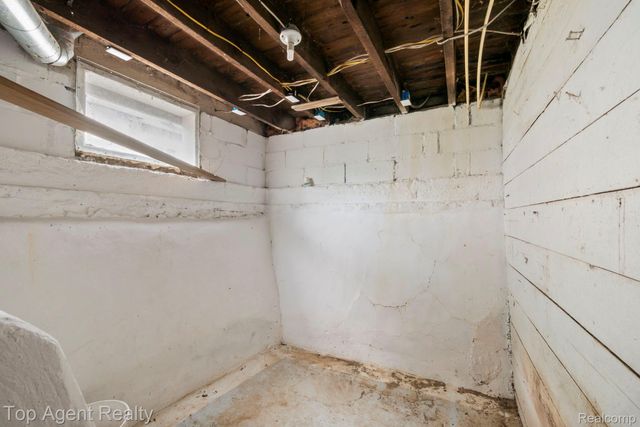 50 Henderson Street, Pontiac, MI 48341