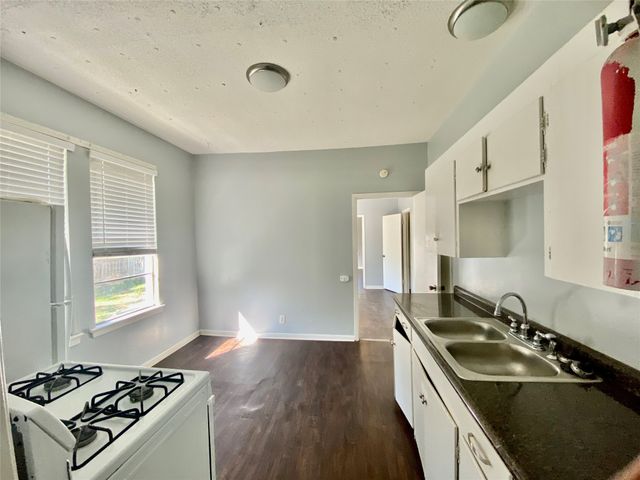 843 College Street, Shreveport, LA 71104