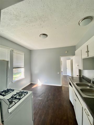 843 College Street, Shreveport, LA 71104