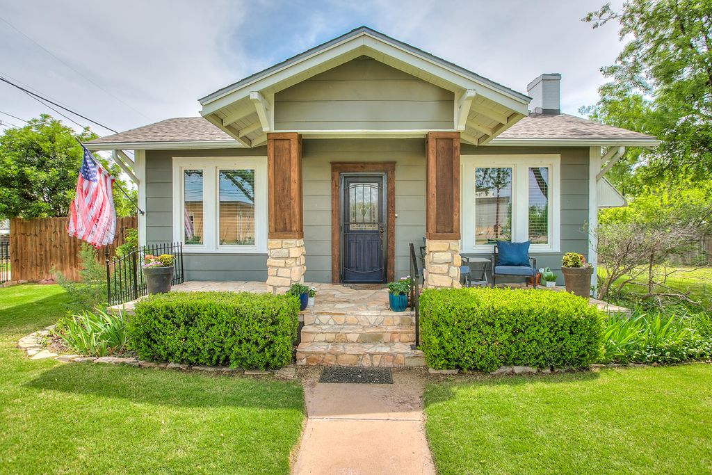 Image 1 of property listing at 717 W Washington Drive, San Angelo, TX 76903