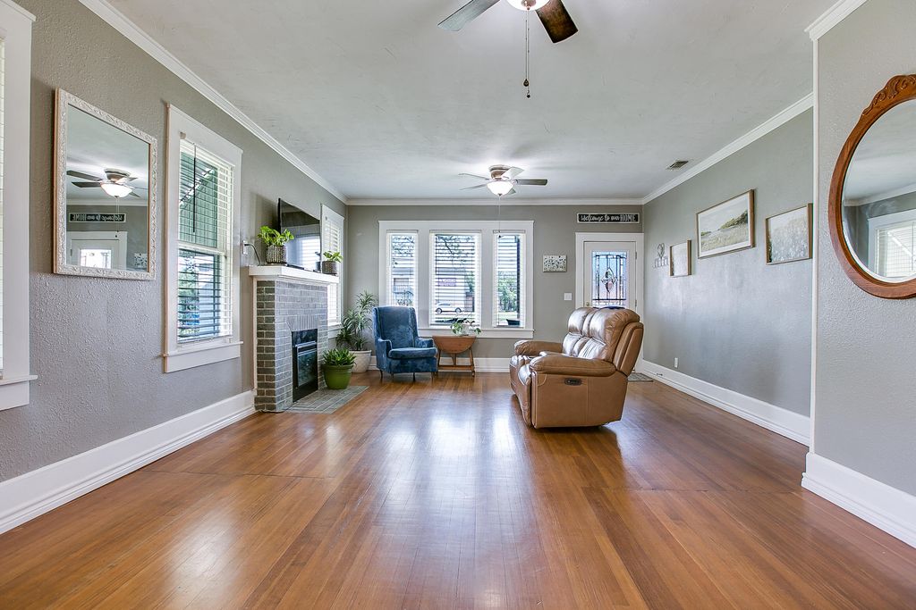 Image 10 of property listing at 717 W Washington Drive, San Angelo, TX 76903