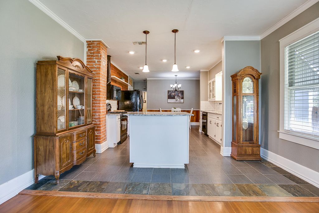 Image 12 of property listing at 717 W Washington Drive, San Angelo, TX 76903