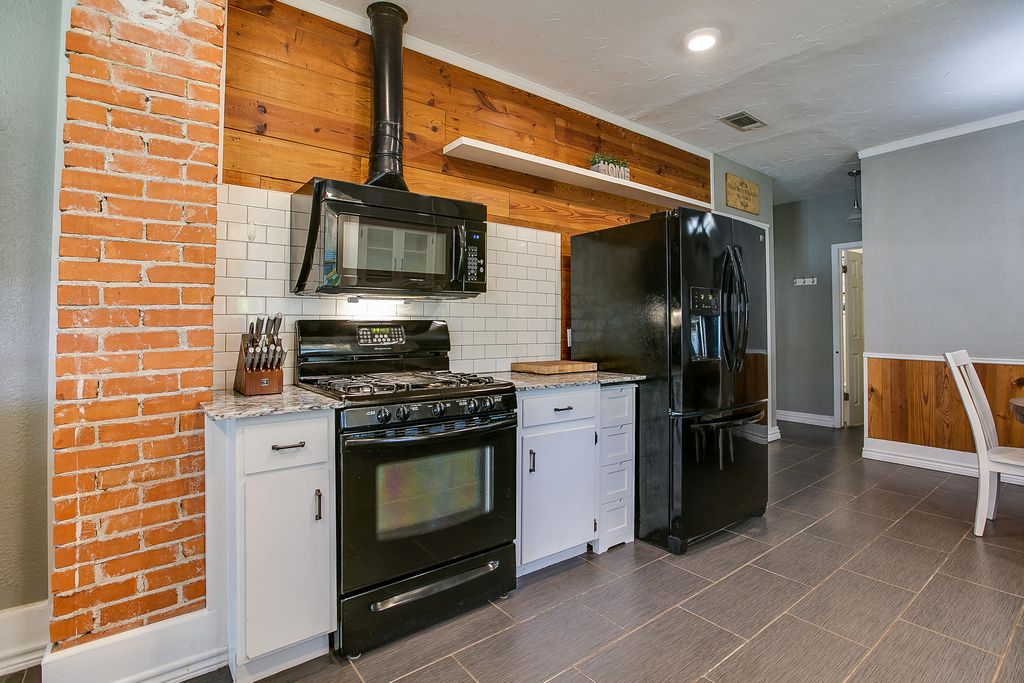 Image 13 of property listing at 717 W Washington Drive, San Angelo, TX 76903