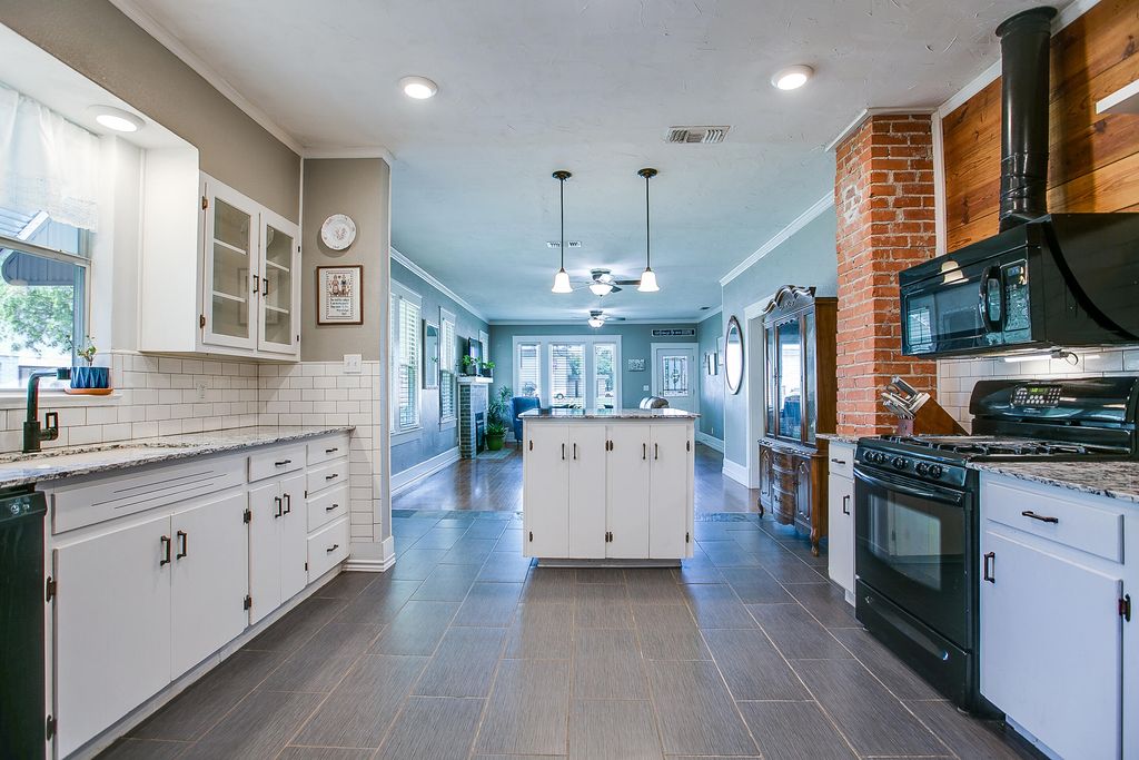 Image 14 of property listing at 717 W Washington Drive, San Angelo, TX 76903