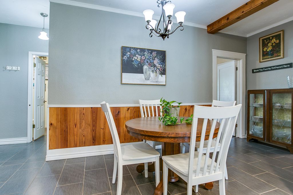 Image 16 of property listing at 717 W Washington Drive, San Angelo, TX 76903