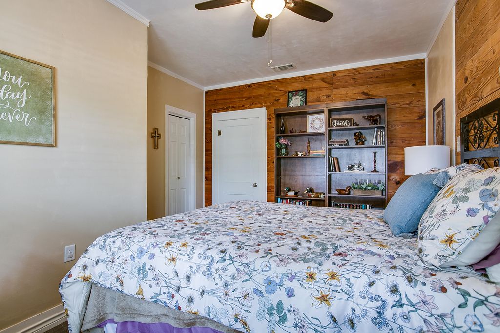 Image 20 of property listing at 717 W Washington Drive, San Angelo, TX 76903